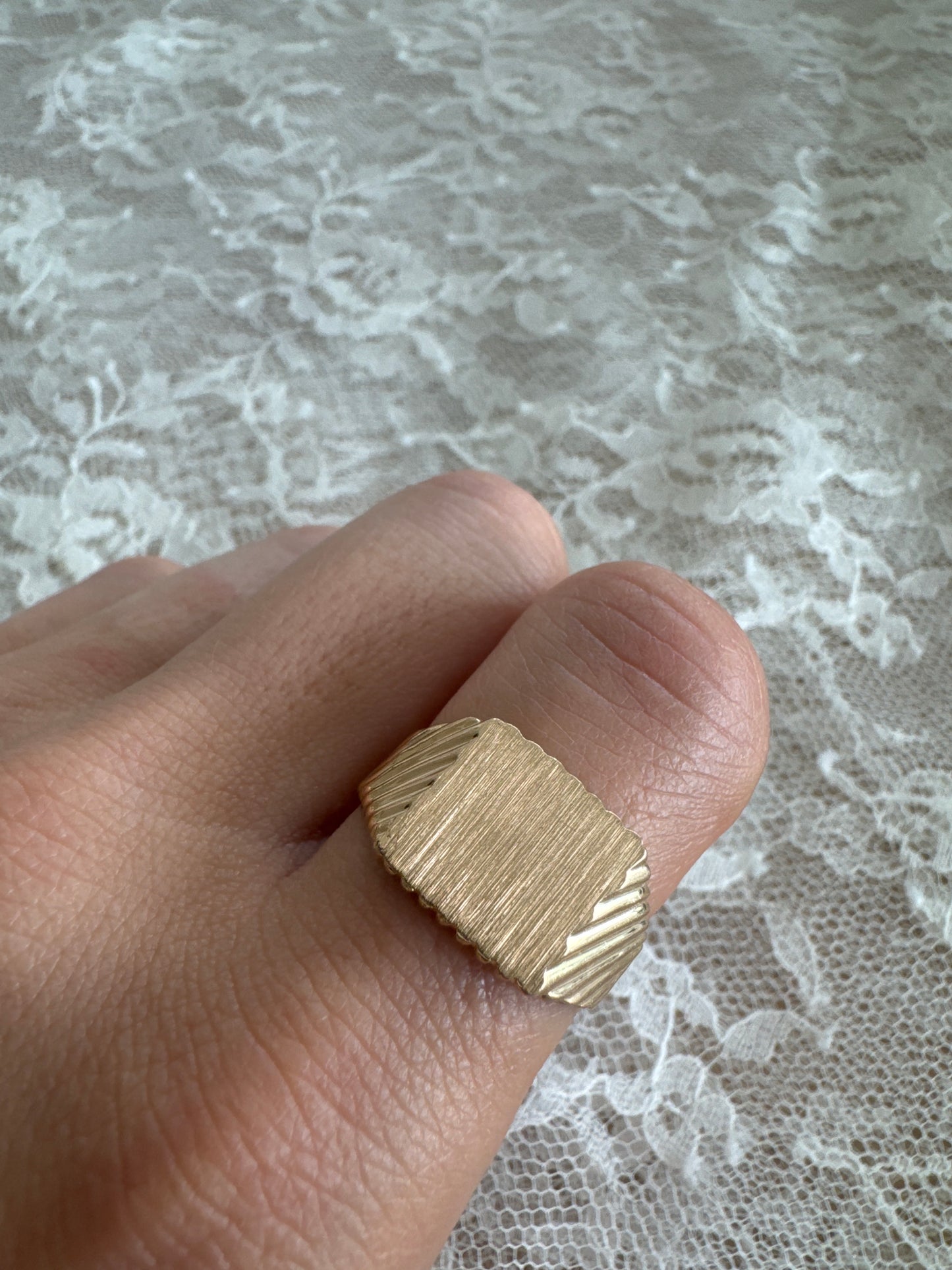 estate 10k gold ribbed signet ring