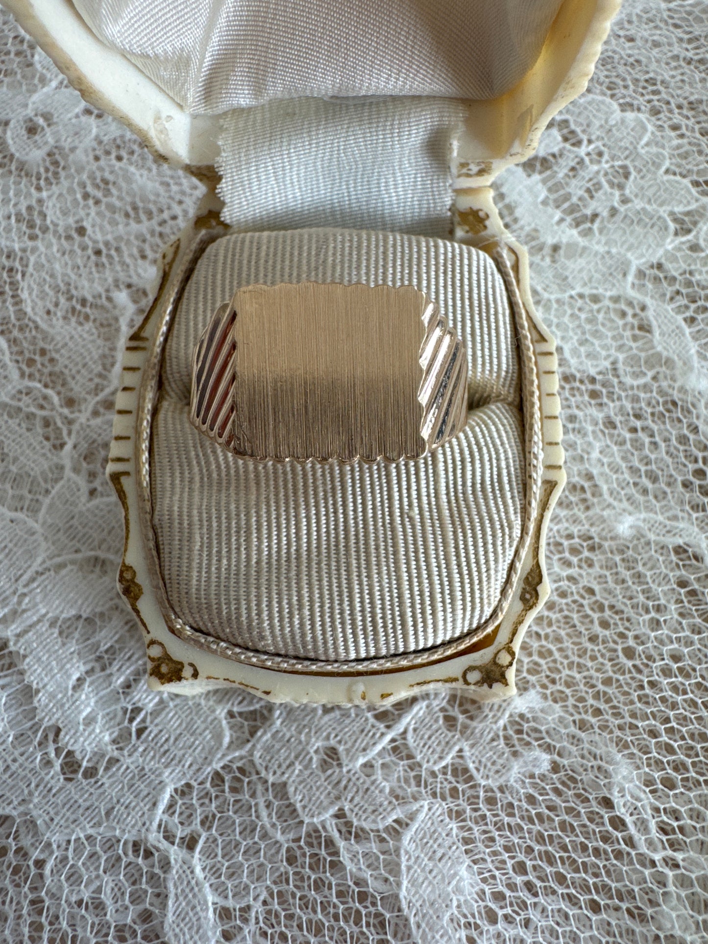 estate 10k gold ribbed signet ring
